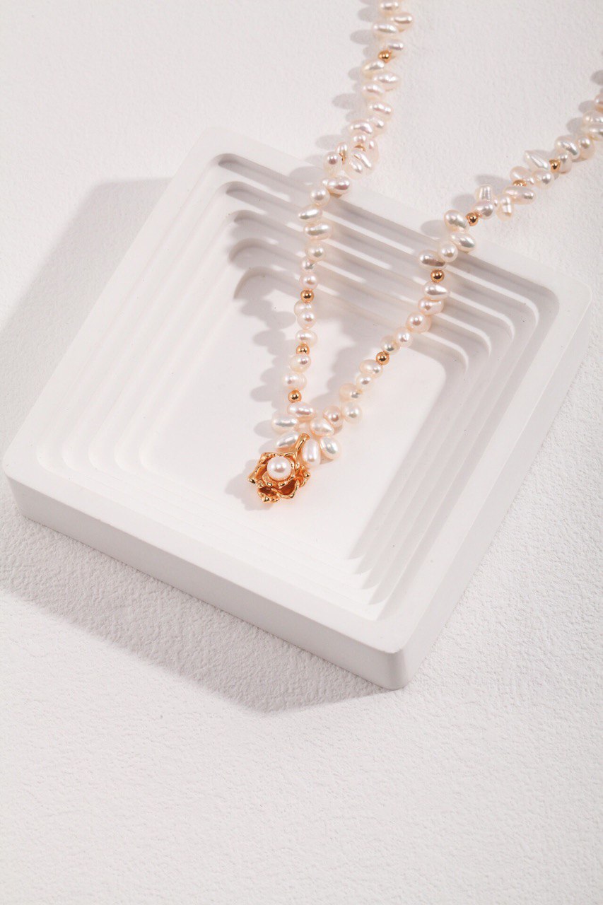 Kamelien-Perlenkette aus Sterlingsilber
