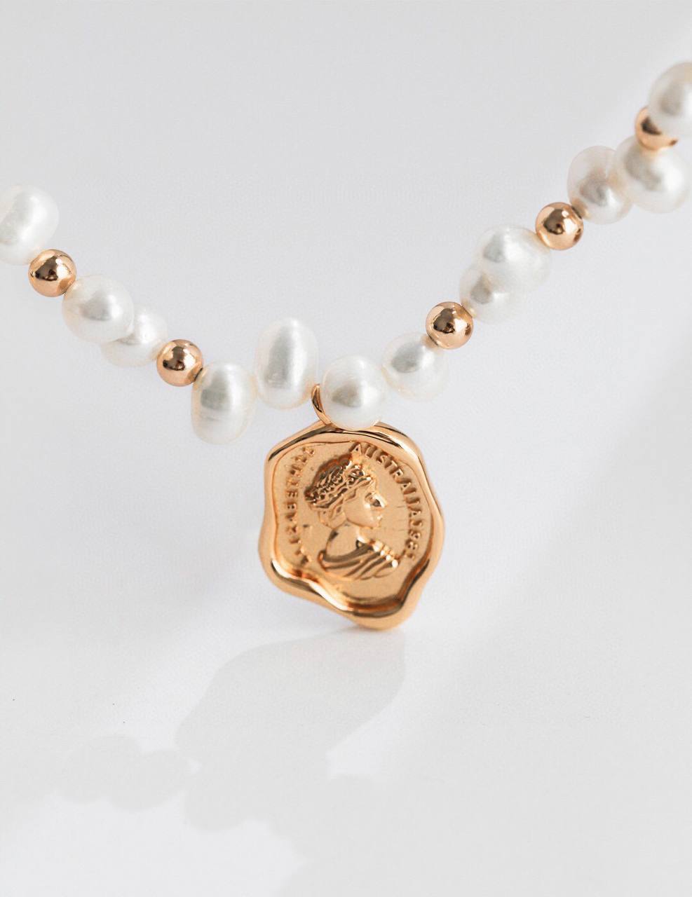 Collar de perlas barrocas naturales de plata de ley con emblema de la reina