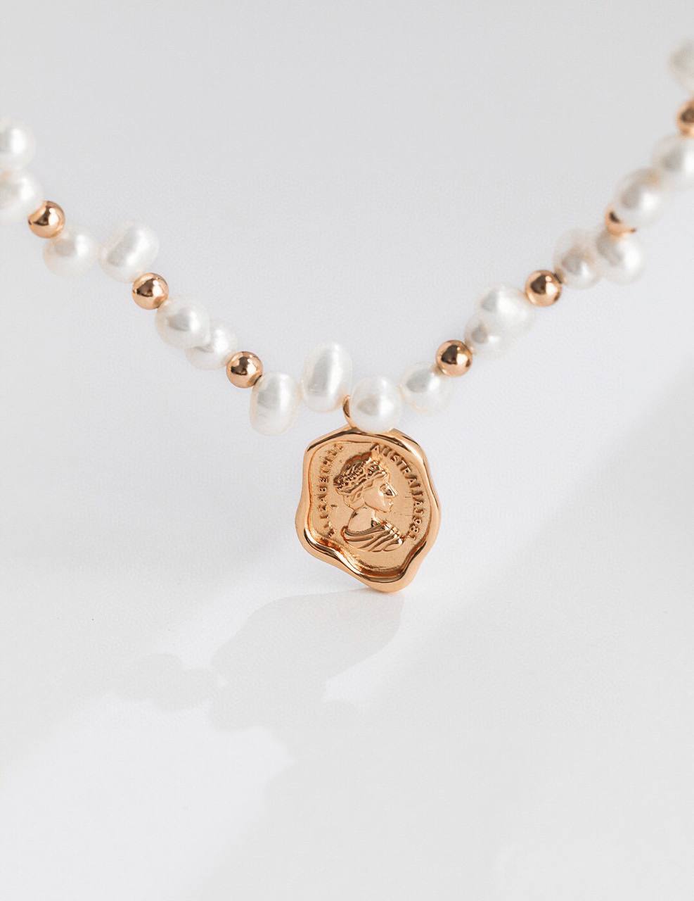 Collier de perles baroques naturelles en argent sterling avec emblème de la reine