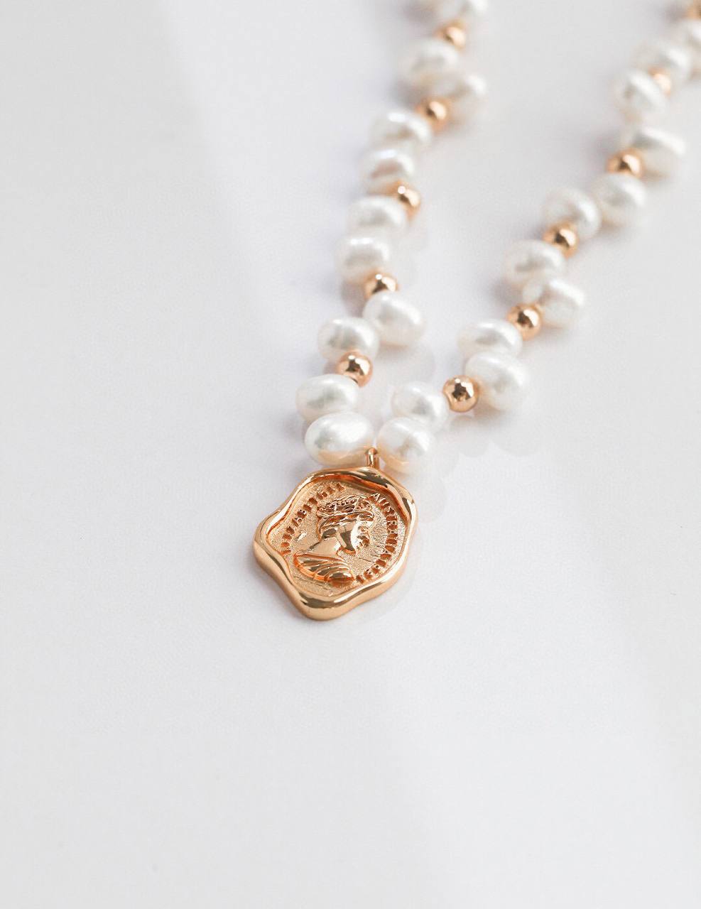 Collier de perles baroques naturelles en argent sterling avec emblème de la reine